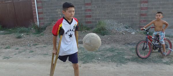 Мальчик без ноги взорвал соцсети игрой в футбол — история Азиса - Sputnik Кыргызстан