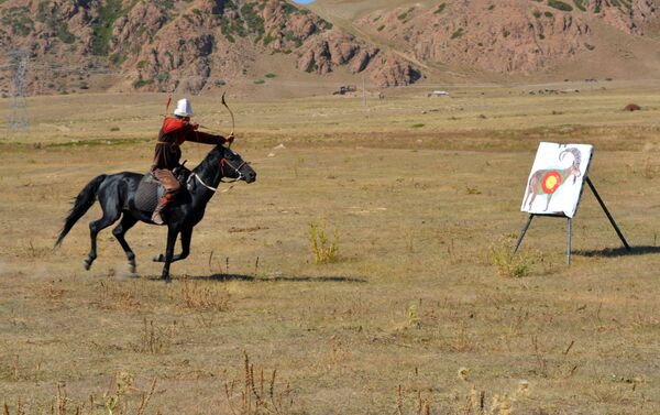 Жергиликтүүлөрдөн тышкары, салбурунга дүйнөнүн 50дөй өлкөсүнөн жүздөн ашык куш сүйүүчүлөр келди - Sputnik Кыргызстан