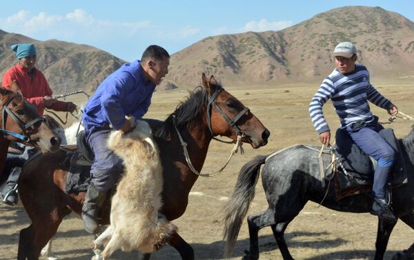 Спортчулар жаа атуу, улак тартыш, эр эңиш, тыйын эңмей, куш салуу боюнча мелдештерде күч сынашты - Sputnik Кыргызстан