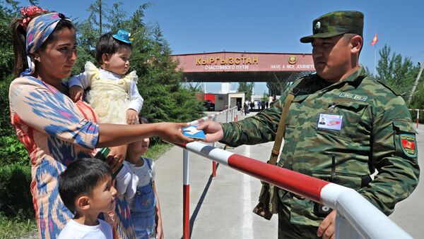 Контрольно-пропускной пункт кыргызско-узбекской границы в Кара-Суу - Sputnik Кыргызстан