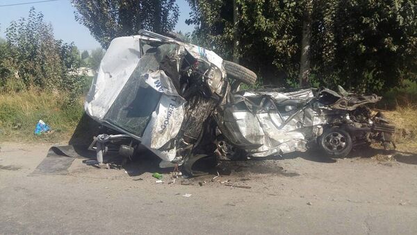 Жесткое столкновение микроавтобуса и автомобиля Daewoo Matiz на трассе Ош — Кара-Суу - Sputnik Кыргызстан