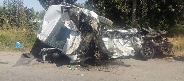 Жесткое столкновение микроавтобуса и автомобиля Daewoo Matiz на трассе Ош — Кара-Суу Жесткое столкновение микроавтобуса и автомобиля Daewoo Matiz на трассе Ош — Кара-Суу - Sputnik Кыргызстан