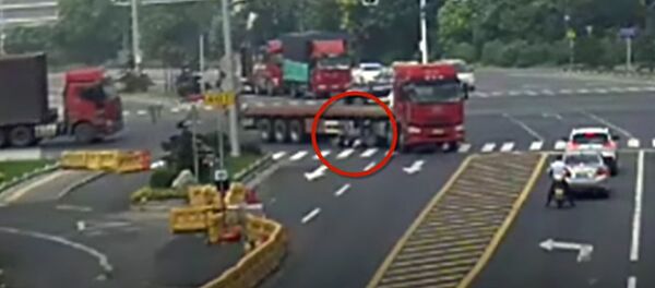 Грузовик наехал на женщину, она чудом осталась жива — видео из Китая - Sputnik Кыргызстан