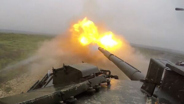 Танк летит, земля трясется — видео из кабины Т-90 на маневрах - Sputnik Кыргызстан
