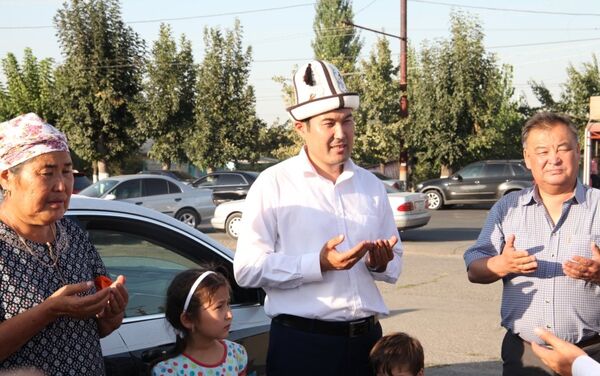 Төкмө акын Идирис Айитбаев Ош шаарына Өзбекстан президенти белек кылган Chevrolet Malibu унаасын айдап келген - Sputnik Кыргызстан