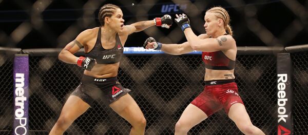 UFC уюмунун орточо жеңил жана жеңил салмактагы чемпиону Аманда Нуньес кыргызстандык Валентина Шевченко менен беттеш учурунда. Архив UFC уюмунун орточо жеңил жана жеңил салмактагы чемпиону Аманда Нуньес кыргызстандык Валентина Шевченко менен беттеш учурунда. Архив - Sputnik Кыргызстан