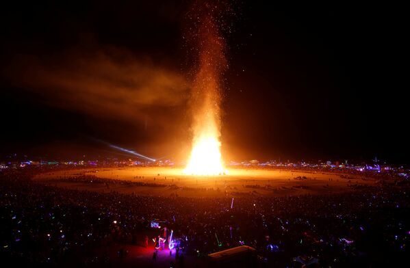 АКШнын Невада штатындагы Бэлк-Рок чөлүндө 5-сентябрда жыл сайын өтүүчү Burning Man фестивалы аяктады. Ага 70 миңдей киши катышкан - Sputnik Кыргызстан