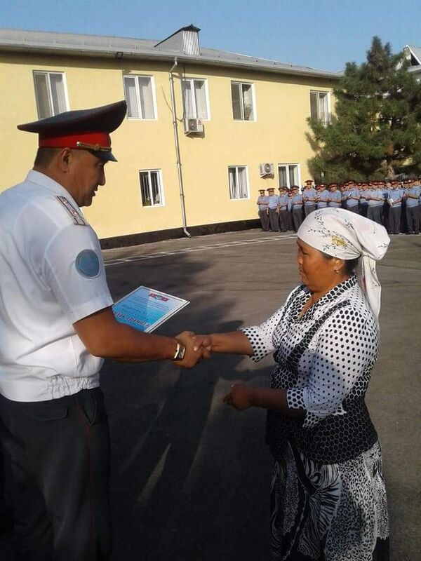 Награждение сотрудницы МП Ош Тазалык нашедшей труп обезглавленной женщины в Оше - Sputnik Кыргызстан