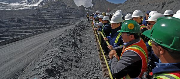 Ознакомление с деятельностью горнодобывающей компании Kumtor Gold Company Сапаром Исаковым - Sputnik Кыргызстан