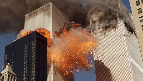 Огонь после взрыва на одном из башен Всемирного торгового центра после теракта в Нью-Йорке утром 11 сентября 2001 года - Sputnik Кыргызстан