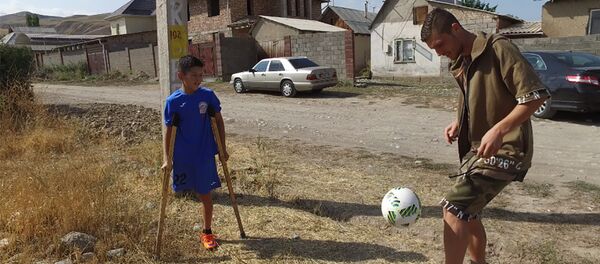 КРдин эң кымбат футболчусу бир буту жок Азис менен топ ойноду - Sputnik Кыргызстан