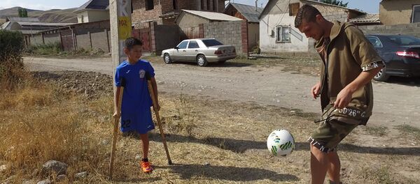 Самый дорогой футболист КР сыграл с одноногим мальчиком, взорвавшим Сеть - Sputnik Кыргызстан