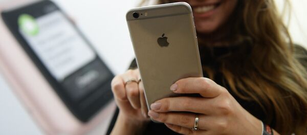 Девушка с телефоном iPhone. Архивное фото - Sputnik Кыргызстан
