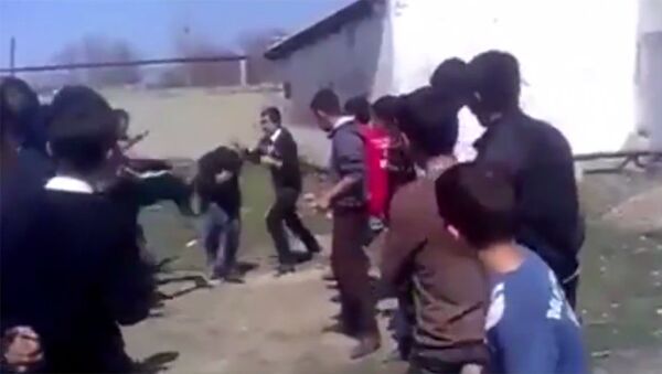 Дети выстроились в живой коридор и избивали друг друга. МВД разбирается - Sputnik Кыргызстан