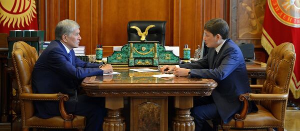 Президент Кыргызстана Алмазбек Атамбаев во время встречи с премьер-министром Сапаром Исаковым - Sputnik Кыргызстан
