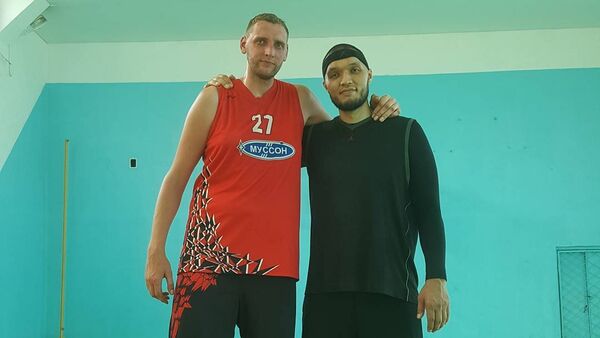 Участник команды Азия Mix Марат Джуманалиев и баскетболист Сергей Ильин - Sputnik Кыргызстан