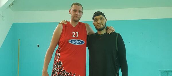 Участник команды Азия Mix Марат Джуманалиев и баскетболист Сергей Ильин - Sputnik Кыргызстан