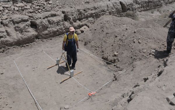 В ходе раскопок обнаружили фрагменты керамических сосудов, водопроводных труб, монеты и другие предметы древности - Sputnik Кыргызстан