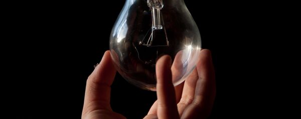 Мужчина держит лампочку. Архивное фото - Sputnik Кыргызстан