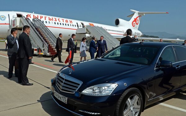 Президент Алмазбек Атамбаев прибыл с рабочим визитом в Сочи (Россия) - Sputnik Кыргызстан