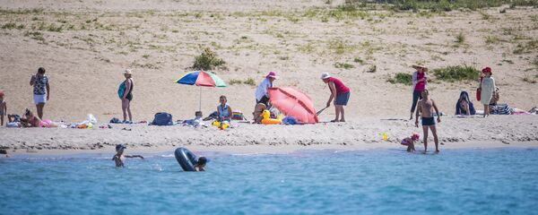 Пляжный сезон на Иссык-Куле - Sputnik Кыргызстан