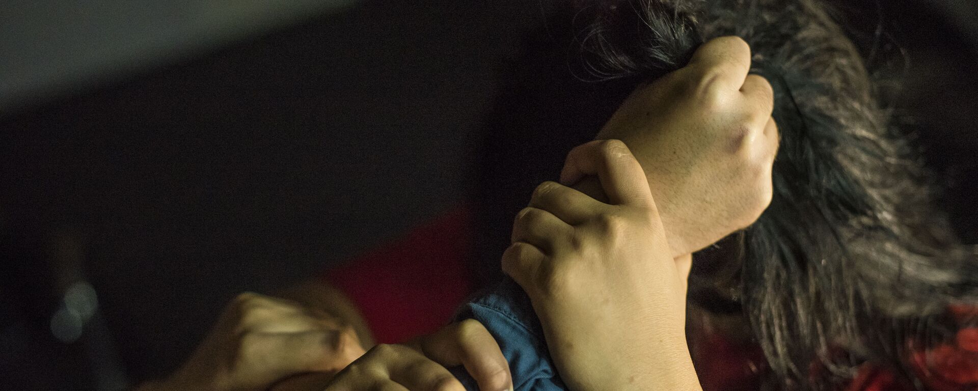 Эркек кыздын чачынан тартат. Иллюстративдик сүрөт. - Sputnik Кыргызстан, 1920, 10.10.2025