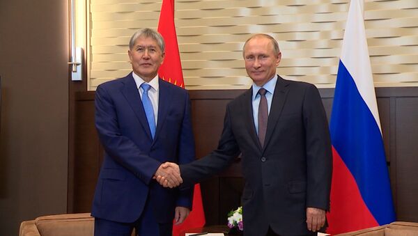 Находим понимание по всем вопросам — видео со встречи Атамбаева и Путина - Sputnik Кыргызстан