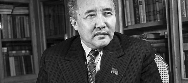 Жазуучу Мухтар Ауэзовдун архивдик сүрөтү Жазуучу Мухтар Ауэзовдун архивдик сүрөтү - Sputnik Кыргызстан