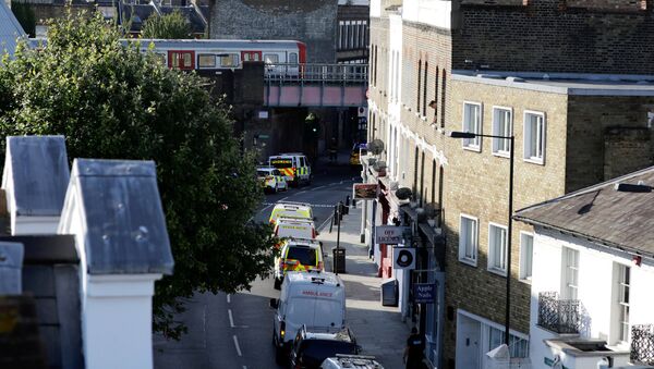 Полицейские машины выходят на улицу возле станции метро Parsons Green в Лондоне, Великобритания 15 сентября 2017 года. REUTERS / Kevin Coombs TPX ИЗОБРАЖЕНИЯ ДНЯ - Sputnik Кыргызстан