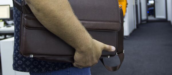 Мужчина с портфелем Мужчина с портфелем - Sputnik Кыргызстан