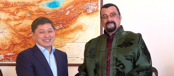 Обнялся с премьером и на селфи с прессой спрашивал: Все? — Сигал в Бишкеке - Sputnik Кыргызстан