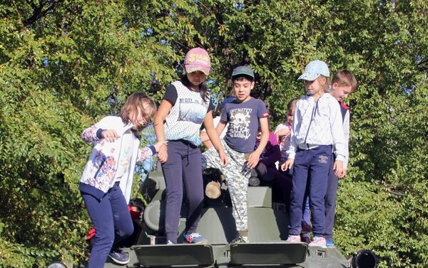 Ученикам посчастливилось вживую увидеть, как взлетают и заходят на посадку настоящие боевые самолеты. - Sputnik Кыргызстан