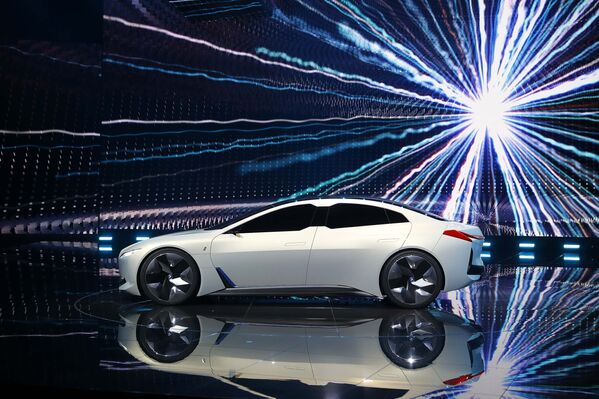 BMW i Vision Dynamics автоунаасынын үлгүсү 2013-жылы дал ушул Франкфурт көргөзмөсүндө сунушталган - Sputnik Кыргызстан
