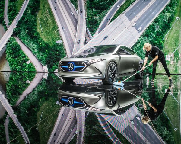 Тазалык кызматкери Mercedes-Benz Concept EQ A машинасы үчүн аянтчаны тазалап жатат - Sputnik Кыргызстан