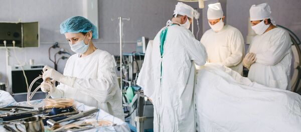 Хирурги во время операции. Архивное фото - Sputnik Кыргызстан