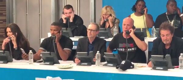 Самые дорогие звезды Голливуда на час стали операторами call-центра — видео - Sputnik Кыргызстан