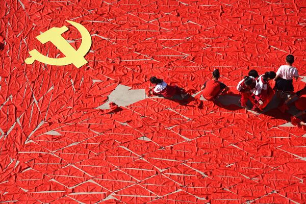 Линьи шаарында окуучулар XIX съезддин алдында жагоолордон Кытай Коммунисттик партиясынын желегин жасашууда - Sputnik Кыргызстан