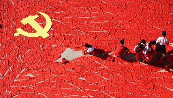 Школьники складывают флаг Коммунистической партии Китая. Архивное фото - Sputnik Кыргызстан