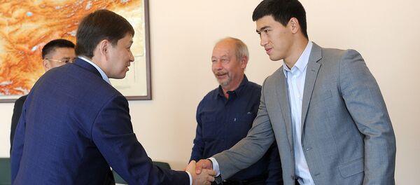 Премьер-министр Сапар Исаков россиялык белгилүү мушкерлер Дмитрий Бивол жана Сергей Кузьмин менен жолукту - Sputnik Кыргызстан