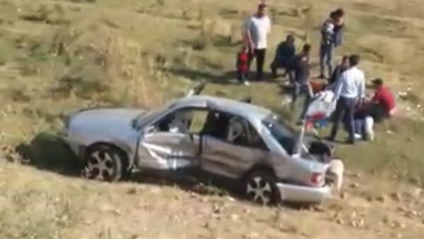 Лобовое столкновение двух авто под Кантом — видео с места ДТП - Sputnik Кыргызстан