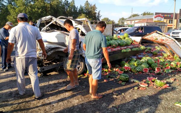 Столкнулись грузовик, портер с арбузами и Ford. - Sputnik Кыргызстан