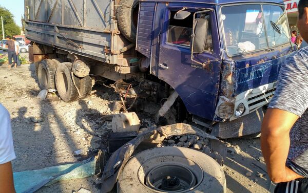 По словам водителя грузовика, у него лопнуло колесо, поэтому его вытянуло на встречку. - Sputnik Кыргызстан