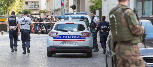Автомобиль наехал на группу военнослужащих в пригороде Парижа - Sputnik Кыргызстан