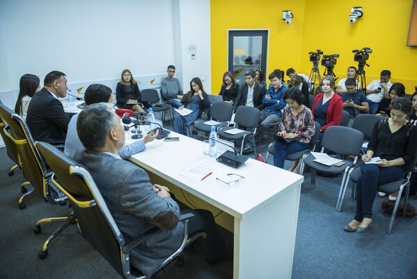 18 сентября в мультимедийном пресс-центре Sputnik Кыргызстан состоялась пресс-конференция Как решится проблема переполненности в школах Бишкека — ответ мэрии - Sputnik Кыргызстан
