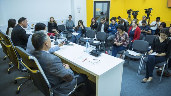 Пресс-конференция Как решится проблема переполненности в школах Бишкека — ответ мэрии - Sputnik Кыргызстан