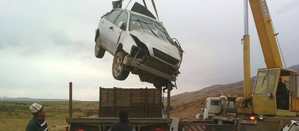 17-сентябрда Оштун Чоң-Алай районундагы Карамык айылында Lexus RX-300 аласалып, андан 9 жана 16 жаштагы кыздар каза болгон - Sputnik Кыргызстан