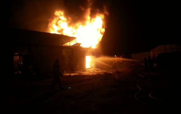 19 сентября примерно в 00.53 в селе Маевка Аламудунского района на территории молочной фермы загорелся склад - Sputnik Кыргызстан