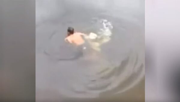 Крокодил утащил под воду шамана, искавшего человека - Sputnik Кыргызстан