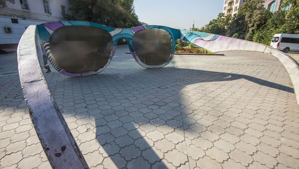 Арт-инсталляция Очки. Точка зрения на Аллее молодежи в Бишкеке - Sputnik Кыргызстан