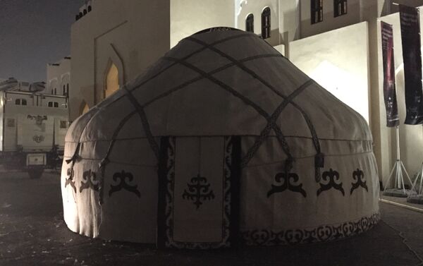 Катардын борбору Доха шаарынын чок ортосунда кыргыз боз үйү тигилип, ал көптөрдүн кызыгуусун жаратып жатат - Sputnik Кыргызстан